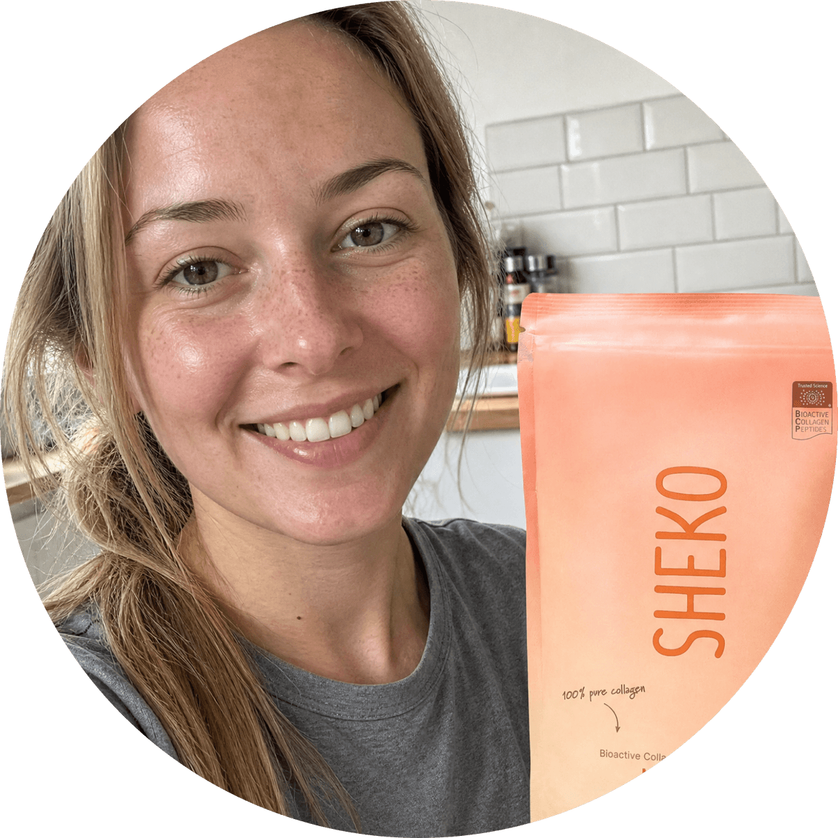 Kundin mit dem SHEKO Produkt