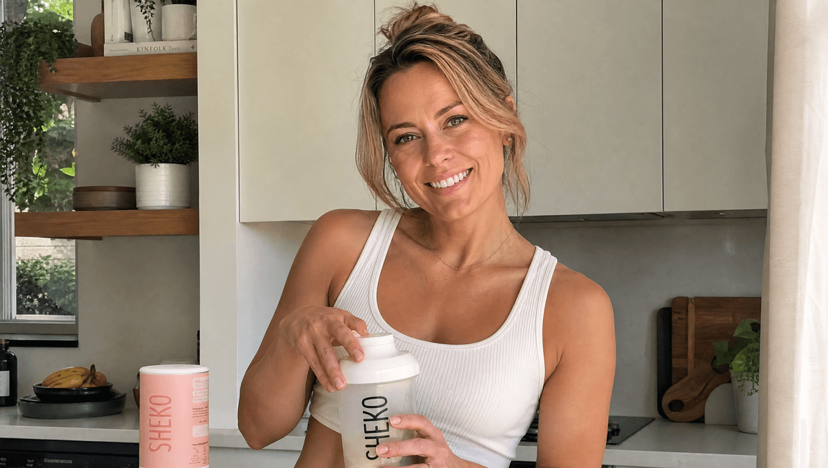 Frau mixt den Shake im Alltag